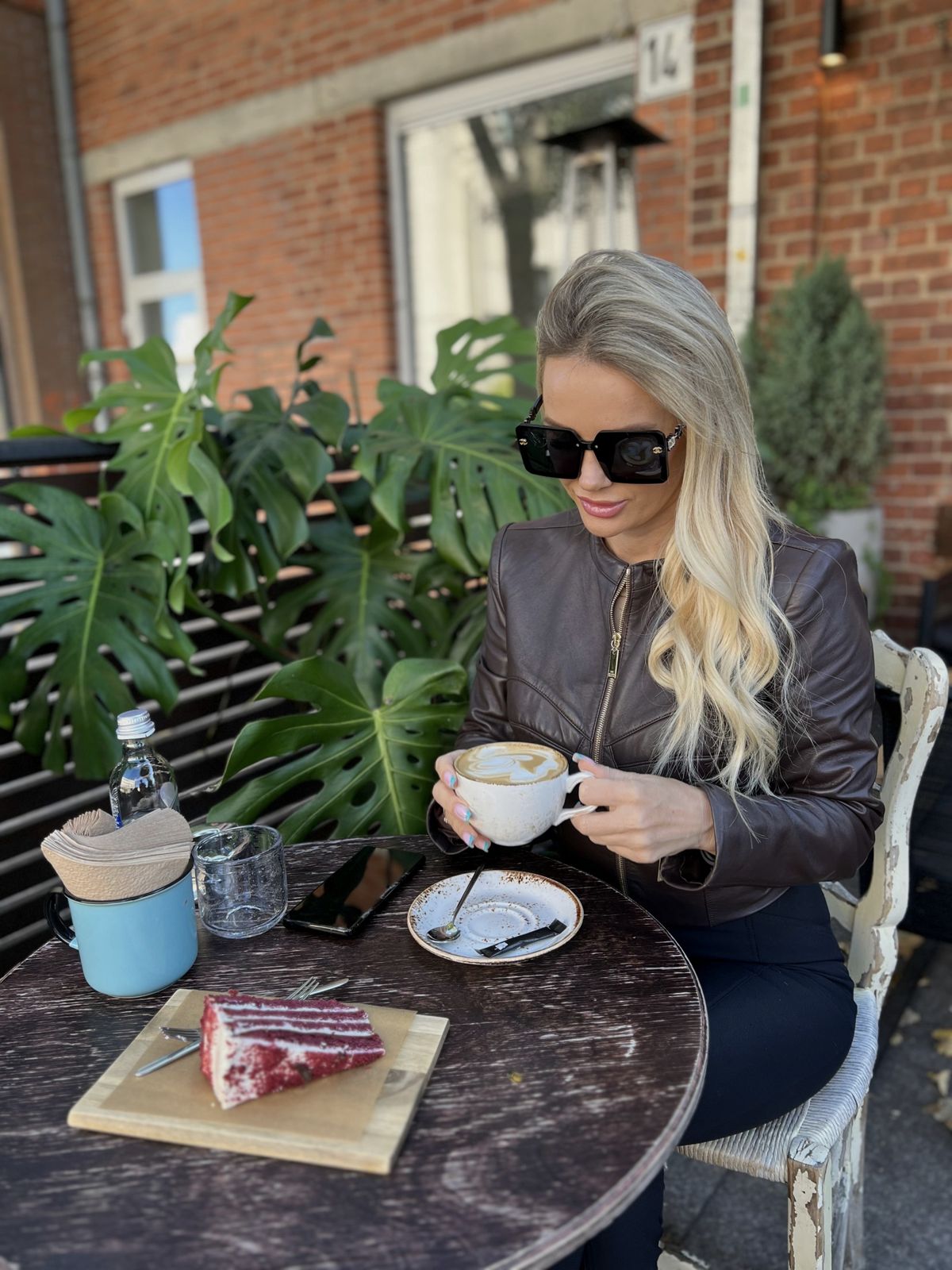 Kristina kavinėje su kava